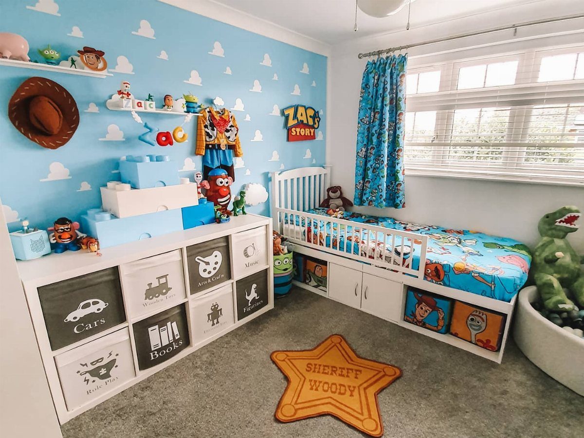 12 Toy Story Bedroom Ideas for Kids Who Love Woody and Buzz 1 Toy Story themed bedroom with character bedding, cloud walls, and a sheriff star rug.